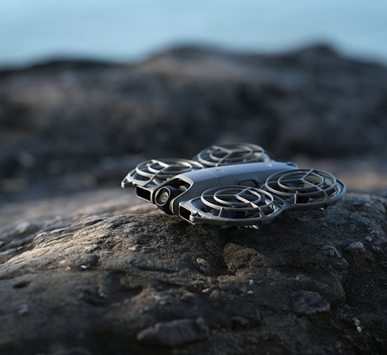 DJI Neo 2 odpočívá na skále